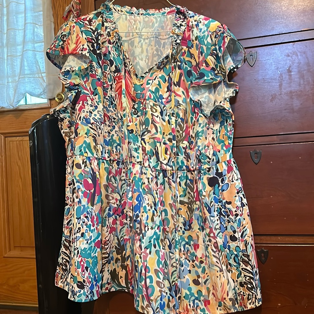 A cute V-necked printed top, with ruffled sleeves
